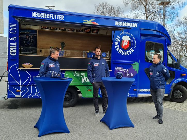 v.li.: Andreas Brockmann, Cheftrainer Dresdner Eislöwen, Jordan Knackstedt, Kapitän Dresdner Eislöwen und Konrad Augustin, Pressesprecher der Dresdner Eislöwen. Foto: Büttner