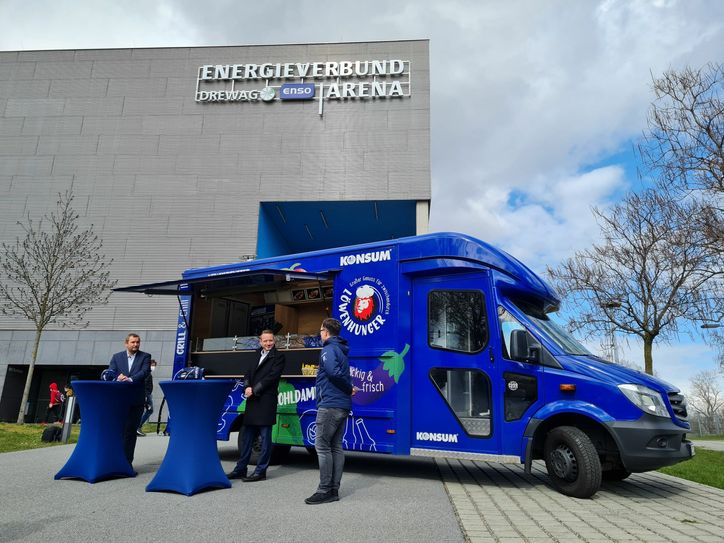 v.li.: Steve Maschik, Leiter Marketing & Sponsoring Dresdner Eislöwen, Sören Goldemann, Vorstandsmitglied KONSUM DRESDEN eG und Eislöwen-Pressesprecher Konrad Augustin. Foto: Büttner