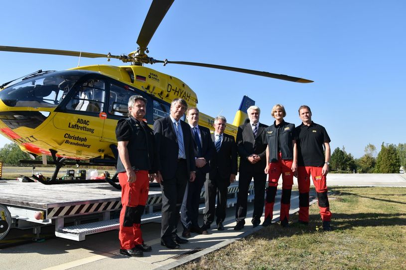 Manfred Voit (Mitte), Vorsitzender des ADAC Berlin-Brandenburg, sein Stellvertreter Heinz-Peter Freiberg (2.v.l.), Frédéric Bruder (3.v.l.), Geschäftsführer ADAC Luftrettung gGmbH und Jörg Wollny (3.v.r.) vom Brandenburgischen Innenministerium präsentieren gemeinsam mit der Crew der ADAC Luftrettungsstation Senftenberg den neuen Hubschraubertyp H145. Quelle: ADAC BBR/Anne Golling