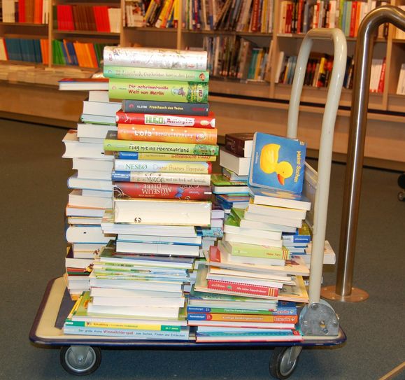 Achtung, Bücherei bittet um die termingerechte Buchrückgabe. Ab 14. Juni werden wieder Gebühren bei Überziehungen fällig. Foto: Farrar