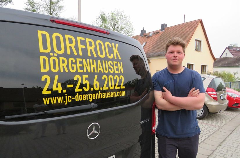 Der Vereinsvorsitzende des Jugendclubs Dörgenhausen, Dennis Bilik, freut sich auf den bevorstehenden Dorfrock. Der Hinweis darauf fährt auf dem Auto quasi immer mit.