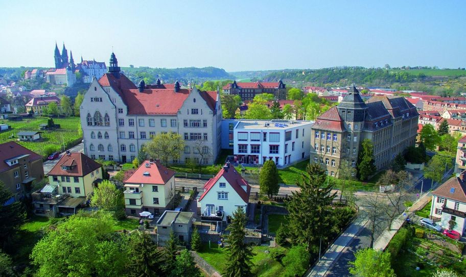 Bereits jetzt fügt sich ein moderner Anbau an die historisches Bausubstanz des Gymnasiums Franziskaneums in Meißen an. Doch es wird weiterer Platz benötigt. Mit Fördermitteln kann weiter (an-)gebaut werden. Foto: Archiv/WochenKurier