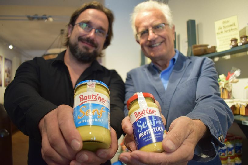 Werksleiter Michael Bischof (links) und Dietmar Stange vom Tourismusverein präsentieren die 16. Bautzener Senfwochen. Foto: spa