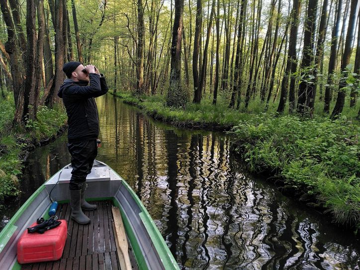 Im Rahmen von Aquatag untersucht das Team mit Christian Wolter und Benjamin Wegner den Abdruck von Freizeitboten auf die Flora und Fauna in und an den Fließen des Spreewalds - etwa mittels Vogel- und Pflanzenkartierungen, Befischungen und Zählungen der Boote mittels Infrarot-Zählgeräten. Foto: Aquatag