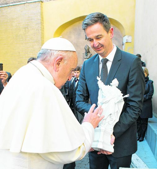 Im Rahmen einer privaten Begegnung übergab Meissen-Geschäftsführer Georg Nussdorfer (re.) die Figur.                  Foto: Vatican Media
