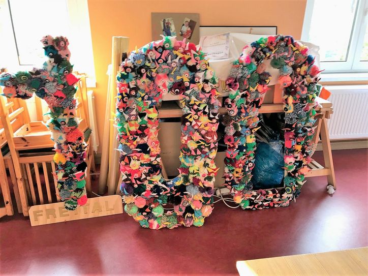Besonders originell ist die Gestaltung der 100 durch die Kinder Vereins- und Mehrgenerationhauses „Regenbogen“ Foto: Verein