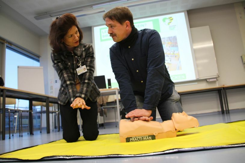 Thea Koch (Uniklinikum) und Thilo Klemz (OS Ebersbach) üben am Trainings-Phantom.             Foto: Schramm
