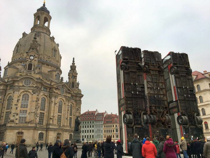 Die Busse als "Kunstwerk" dürfen bis 3. April auf dem Neumarkt stehen bleiben. Das entschied jetzt das Dresdner Verwaltungsgericht. Foto: Pönisch