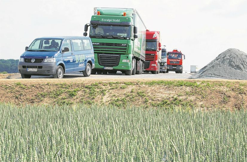 Das Vereinige Wirtschaftsforum Riesa und viele Unternehmen, haben sich seit vielen Jahren unter dem Motto »B169 Jetzt!« immer wieder für den Weiterbau eingesetzt. Regelmäßig standen dabei Besuche bei den Entscheidern in Dresden und Berlin an, Plakat-, Postkarten- und andere Protestaktionen sowie unendlich scheinende Argumentationsrunden auf dem Plan.  Jetzt sei man auf dem formal-bürokratischen Weg einen Schritt weiter. Wann allerdings der erste Bagger seine Arbeit aufnimmt, sei immer noch völlig unklar.