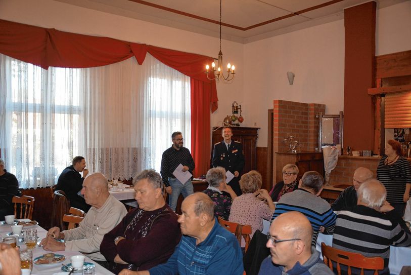 In Cantdorf, in der Gaststätte »Zur Linde«, wurden die Kameradinnen und Kameraden der Freiwilligen Feuerwehr für ihren Einsatz geehrt. Foto: Detlef Bogott