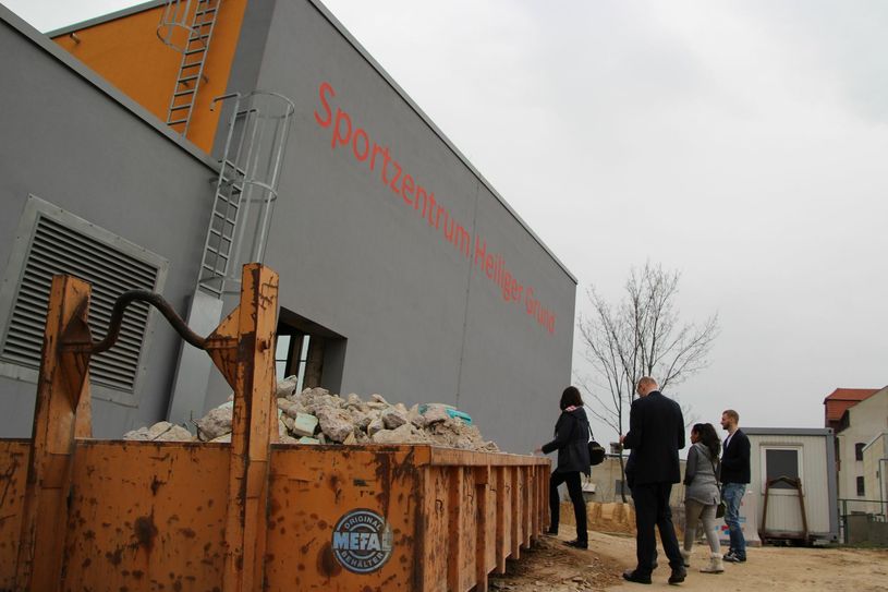 OB Olaf Raschke (l.) und Architekt Knut Hauswald sehen sich die Umbauarbeiten der alten Schwimmhalle an. Bald werden im ehemaligen 25-Meter-Becken Gewichtheber und viele andere Vereine trainieren. (Weitere Fotos zum Baustart und ein Video unter www.wochenkurier.info/Sport). Foto: Farrar