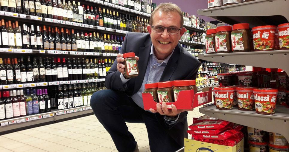Thomas Hartmann, Geschäftsführer Sächsische und Dresdner Back- und Süßwaren GmbH und Co. KG, räumt das neue Produkt ins Regal des Konsum-Marktes ein. Fotos: Nudossi