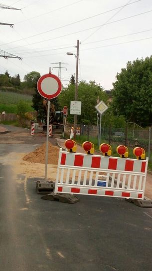 Dieses Verbots-Schild verhindert voraussichtlich bis Ende 2018 den Verkehr an der Oberen Bergstraße/Kottenleite an der Durchfahrt. Foto: Lindackers