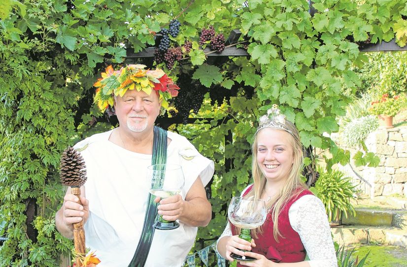 Ortsweinkönigin Michelle I. und der Weingott Bacchus Frank I. laden zum Ausschank nach Diesbar ein.