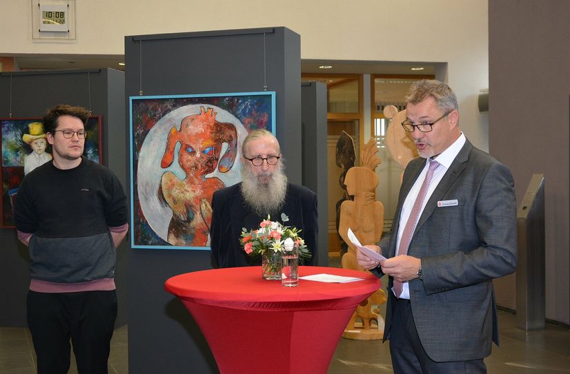 Phantasievolle Kunst mit der Liebe zum Detail zeigt Eberhard Krüger in den Räumen der Spremberger Sparkasse.