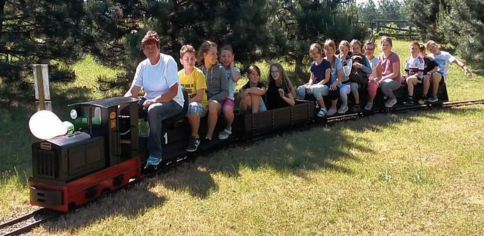 Eine Runde auf der Parkeisenbahn lässt Kinder strahlen.