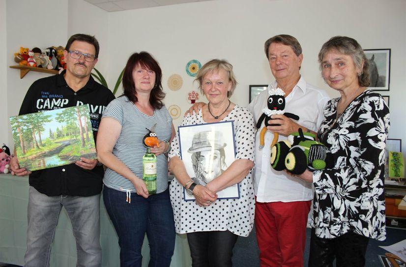 Kunststube in Beschlag genommen: Peter Brückner (Maler), Mandy Schultz (Keramik), Irmgard Hering ( Malerin), Vereinschef Wolfgang Eckelmann und Textilgestalterin Bärbel Tanneberger (v.l.).