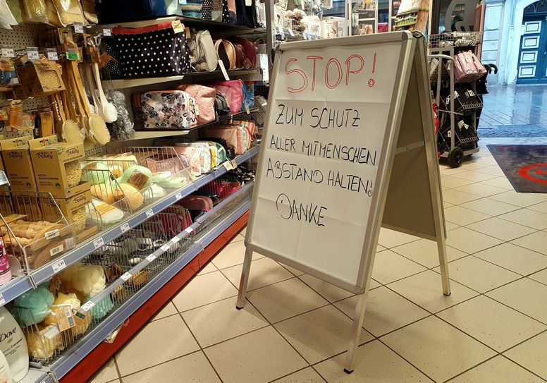 Das Schild im Kassenbereich weist Kunden auf Schutzmaßnahmen hin.  Foto: D. Förster