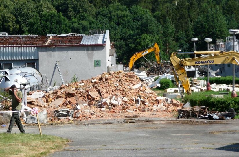 Die Abrissarbeiten der alten Schweinemastfarm auf dem ehemaligen Geländes des KZ in Lety laufen.