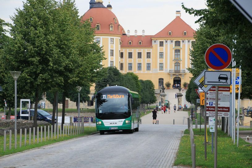 Die neue Linie M vor dem Moritzburger Schloss. Fotos: Schramm