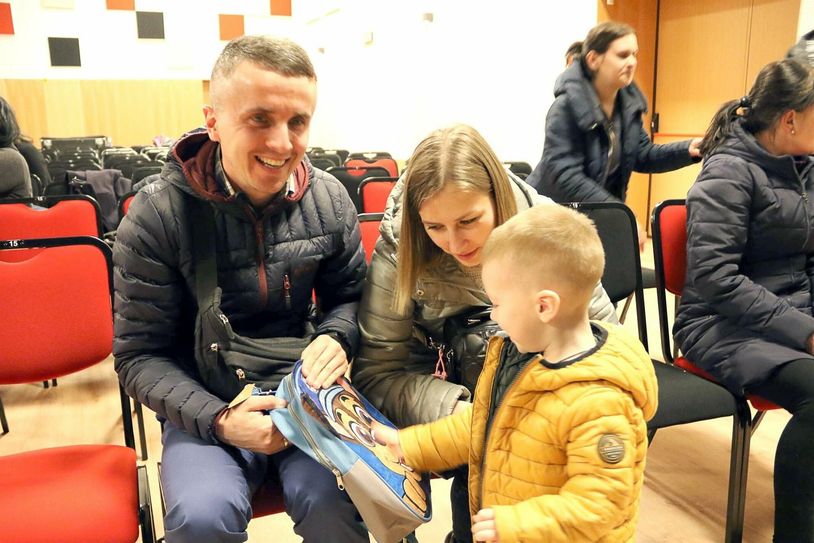 Übergabe der 100 gepackten Rucksäcke und Grüße in Form von Kinderzeichnungen an die begeisterten Kinder und Jugendlichen im Kulturhaus von Bojków.
