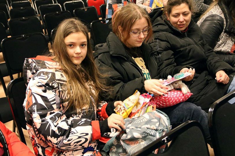Übergabe der 100 gepackten Rucksäcke und Grüße in Form von Kinderzeichnungen an die begeisterten Kinder und Jugendlichen im Kulturhaus von Bojków.