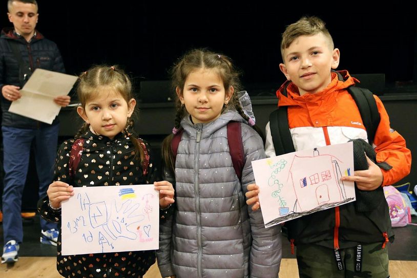 Übergabe der 100 gepackten Rucksäcke und Grüße in Form von Kinderzeichnungen an die begeisterten Kinder und Jugendlichen im Kulturhaus von Bojków.