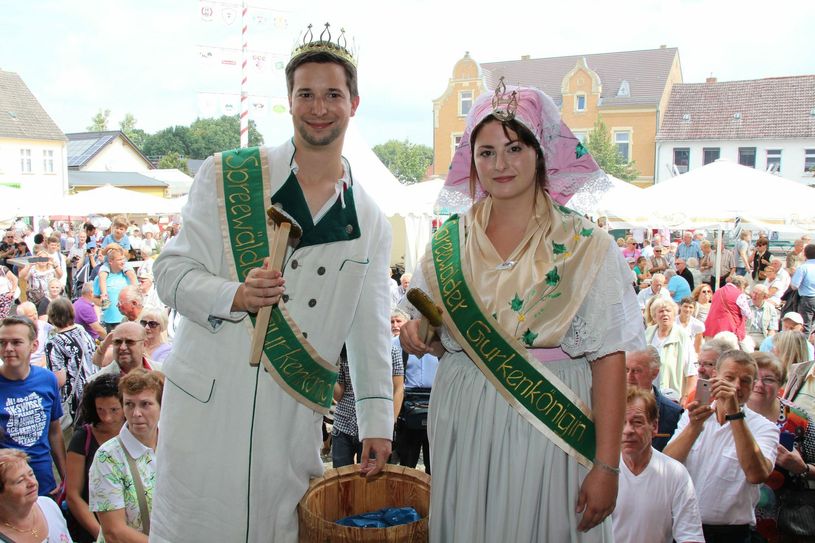 Diana Schumann und Florian Scheibe sind das 18. Spreewälder Gurkenkönigspaar. Ihre Amtszeit endet am Samstag, 12. August, in Golßen. Dort werden während des 19. Spreewälder Gurkentages ihre Nachfolger gekrönt. Foto: Archiv/sts