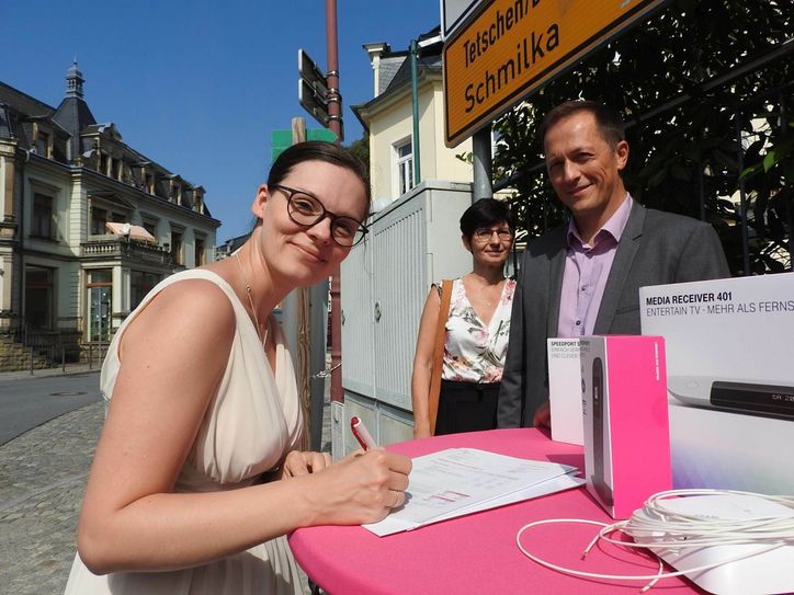 Lindenhof-Inhaberin Stefanie Ballschuh freut sich über das schnelle Internet und bestellt es gleich.