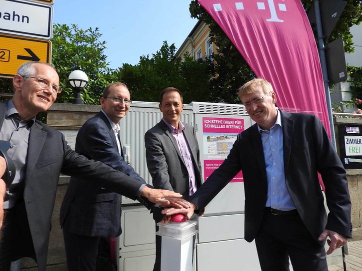 V.l.: Reinhard Jung (Breitbandkompetenzzentrum), Projektkoordinator Thomas Irrgang, Bürgermeister Thomas Kunack und Telekom-Regionalmanager Kai Gärtner schalten symbolisch das Turbo-Netz an. Fotos: Schramm