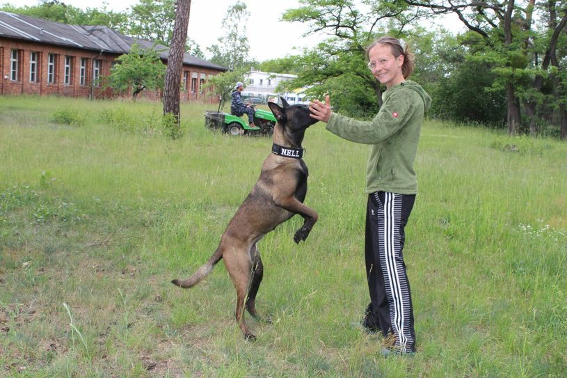 Initiator von Dogwerk Martin Geyer (im Hintergrund) arbeitet mit Andrea Sickert zusammen. Die 39-Jährige ist auch Vorsitzende des Vereins »Verein(t) für Hunde am Dogwerk« (VfH). Foto: Silke Richter