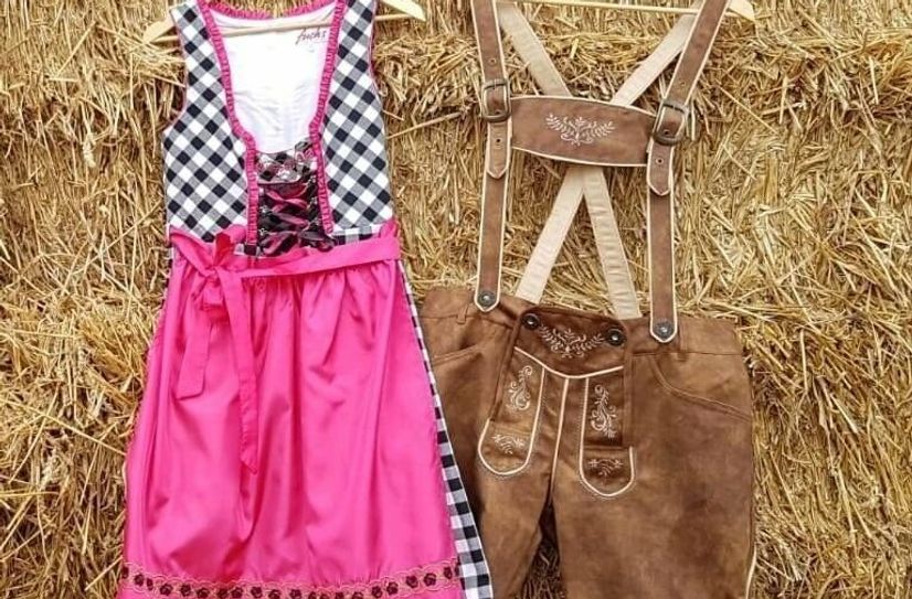 Traditionell werden auch Dirndl und Lederhosen getragen.