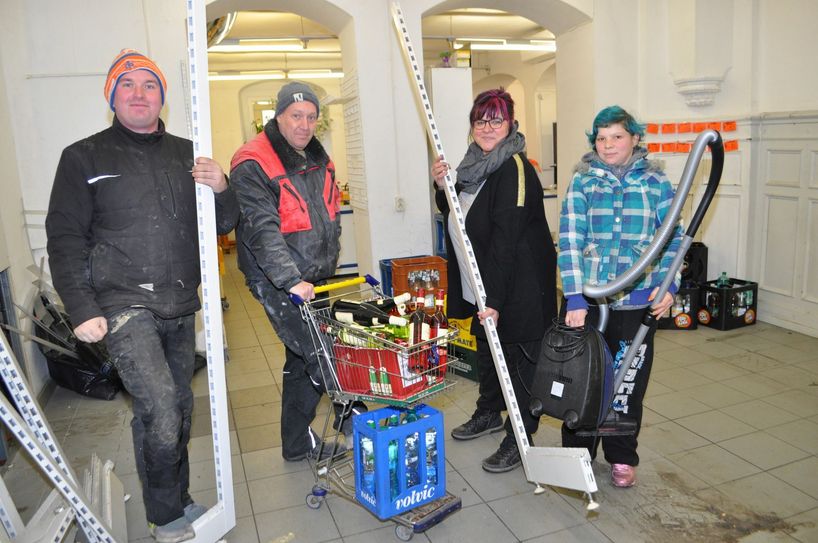 Sebastian Probst, Darmon Faber, Birgit Wiesner und Jannett Thiele richten den neuen »Kirst & Co« wieder her.