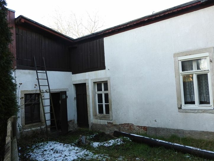 Direkt dahinter ein Anbau, dessen Tür seit langem offen steht