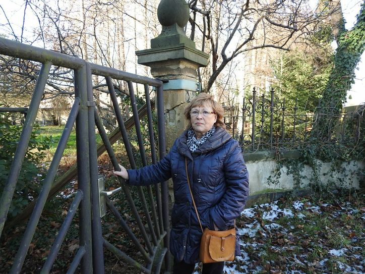 Elfriede Schubert, eine Anwohnerin aus Laubegast, ärgert sich schon lange über den Verfall des denkmalgeschützten Hauses