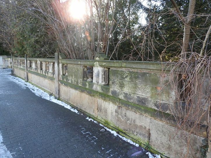 Marode Grundstücksmauern entlang der Laubegaster Straße 84