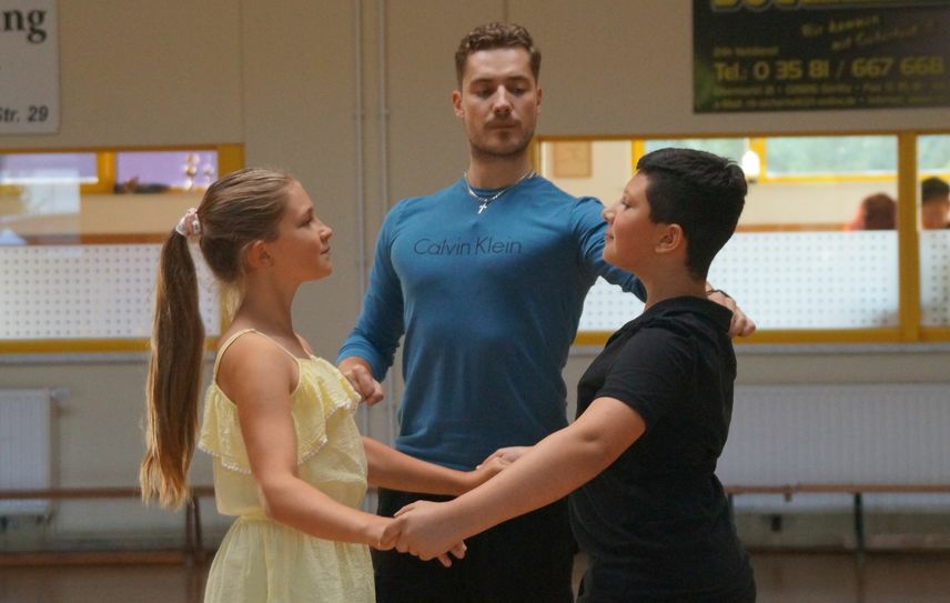 Marek Bures ist neuer Trainer beim TC Grün-Gold Görlitz. Hier trainiert er mit Jette und Gian-Luca. Foto: T. Keil