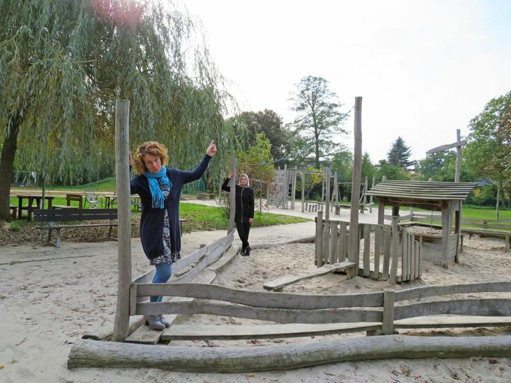 Einrichtungsleiterin Katrin Kutrucz und ihre Stellvertreterin Kati Ide sind enttäuscht. Diesem Elbe-Elster-Schlepper wurde das Sonnensegel gestohlen. Foto: Silke Richter