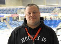 Daniel Kunze begeistert schon die kleinsten Kufenfans für den Eishockeysport. Foto: Büttner