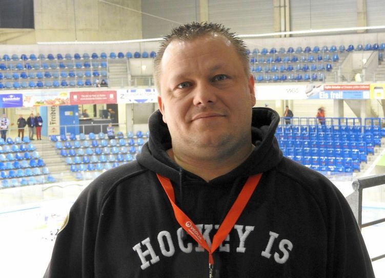 Daniel Kunze begeistert schon die kleinsten Kufenfans für den Eishockeysport. Foto: Büttner
