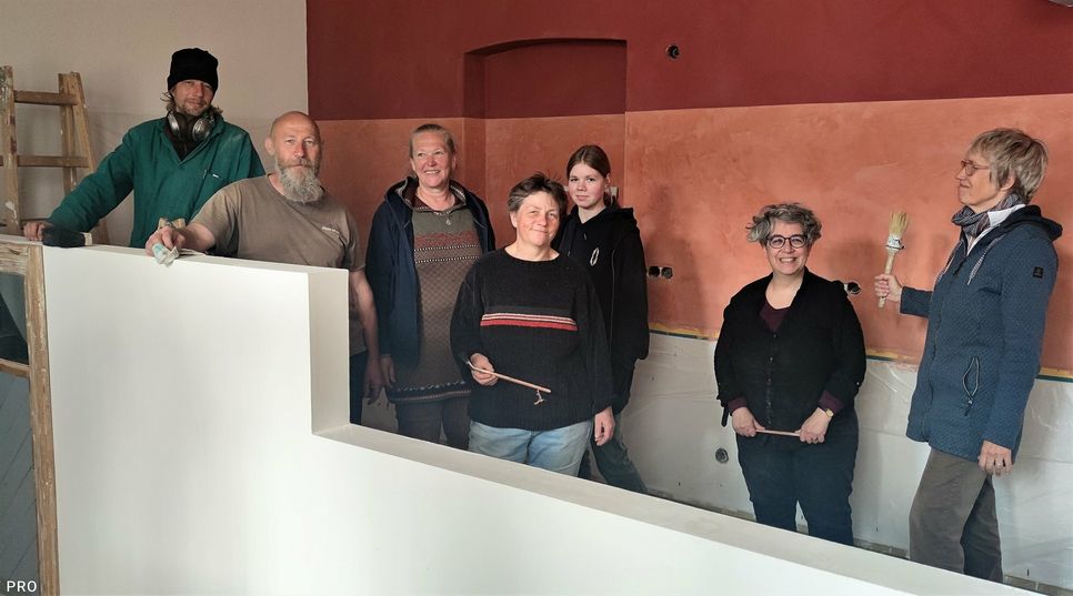 Das Team um (von rechts) Iris Stöber und Maysun Kellow mit Lilli Peter, Christiane Scholz, Runa Kraatz, Olaf Schwed und Robert Klix sorgt für viele Eigenleistungen bei der Sanierung im Atelierhof Werenzhain.