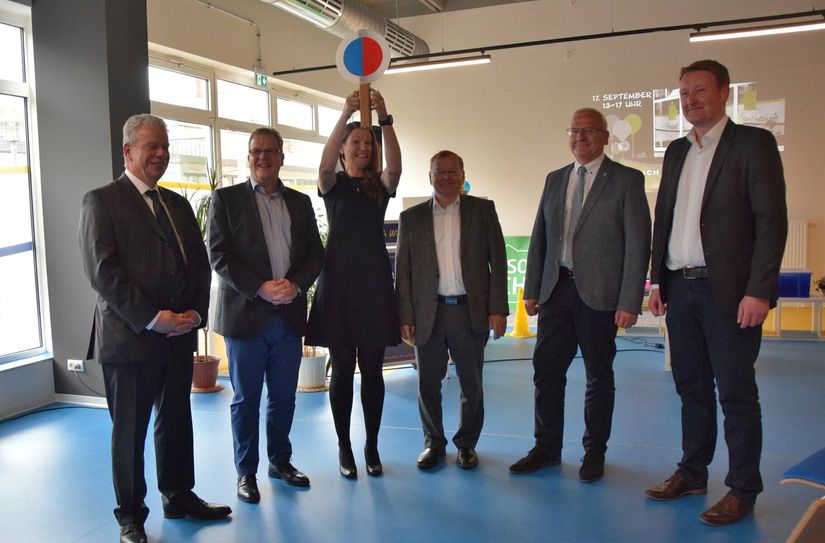 Anke Stefaniak eröffnet die neue Sportstätte symbolisch mit einer Startklappe. Neben ihr stehen Ulrich Franzen (Landessportbund), Uwe Jahn (Sächs. Behinderten- u. Rehasportverband), Thomas Delling (Lausitzer Seenland Stiftung, OB Torsten Ruban-Zeh und Daniel Helaß (Wohnungsgesellschaft). Foto: kd