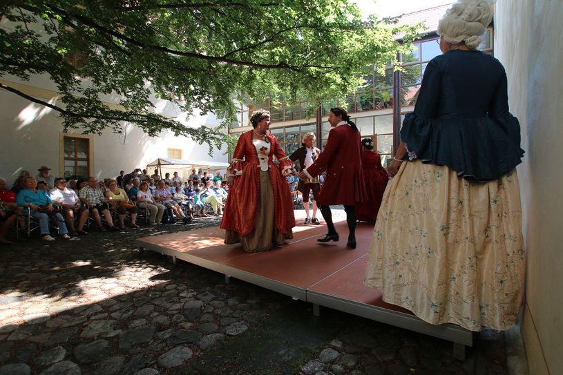 Barocke Tänze im Schlosshof. Foto: Museum OSL