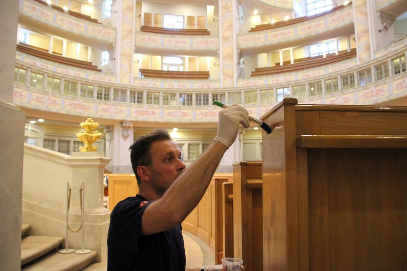Ausbessern, reparieren, streichen, Staub wischen – in der Frauenkirche ist Großreinemachen angesagt. Fotos: Schramm