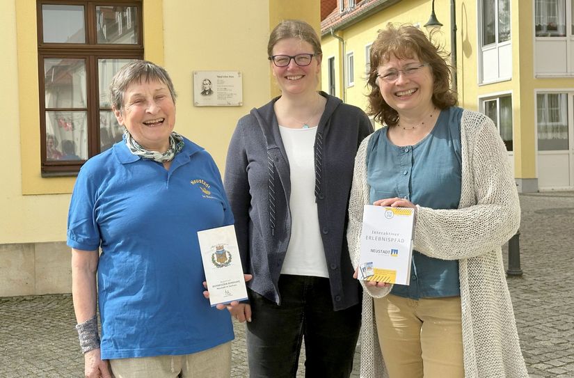 Die langjährige Stadtführerin Dr. Ingrid Große, Ulrike Hentschel (zukünftige Stadtführerin) und Stadtmanagerin Gisela Förster vor der Tafel am Voogt‘schen Haus (v.l.n.r.).