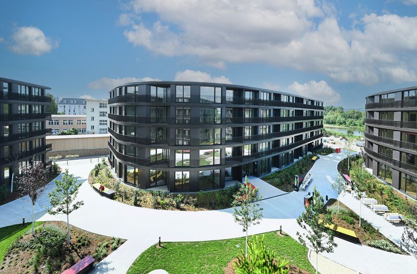Die Architekten nehmen mit der Gestaltung von Marina Garden durchaus bezug zu großen Schiffskörpern, so als läge ein Kreuzfahrtschiff vor Anker.