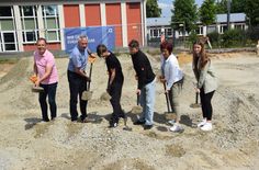 Vertreter der Stadt und der Schule vollziehen den Spatenstich.