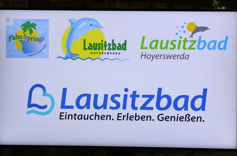 Obere Zeile: Das Bad-Logo im Wandel der Zeit von  1998, 2005 und 2015. Das neue Logo (untere Zeile) setzt sich zusammen aus einer Welle, dem dunkelblauen L für Lausitz sowie einem B für Bad. Das so zusammengesetzte Herz steht für »Im Herzen des Lausitzer Seenlandes«.