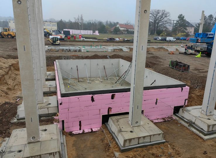 Das ist die Betongrube, in die das Trampolin später versenkt wird.