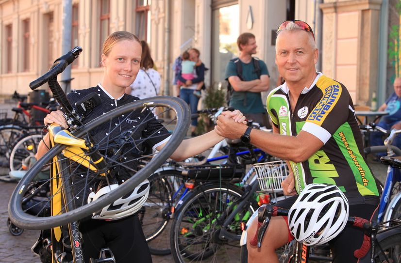 Birgit Werske (li.) und Gernot Rußig sind die Sieger des Pirnaer Stadtradelns 2023.